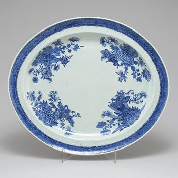 A large 'Fitzhugh pattern' export porcelain serving dish, Qing dynasty, Jiaqing (1796-1820).