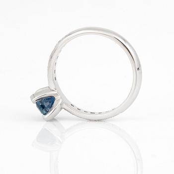 RING, Med safir ca 1.50 ct och diamanter totalt ca 0.24 ct.