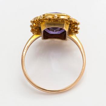 Ring, fasettslipad syntetisk safir, 14K guld.