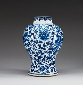 A blue and white jar, Qing dynasty, Kangxi (1662-1722).