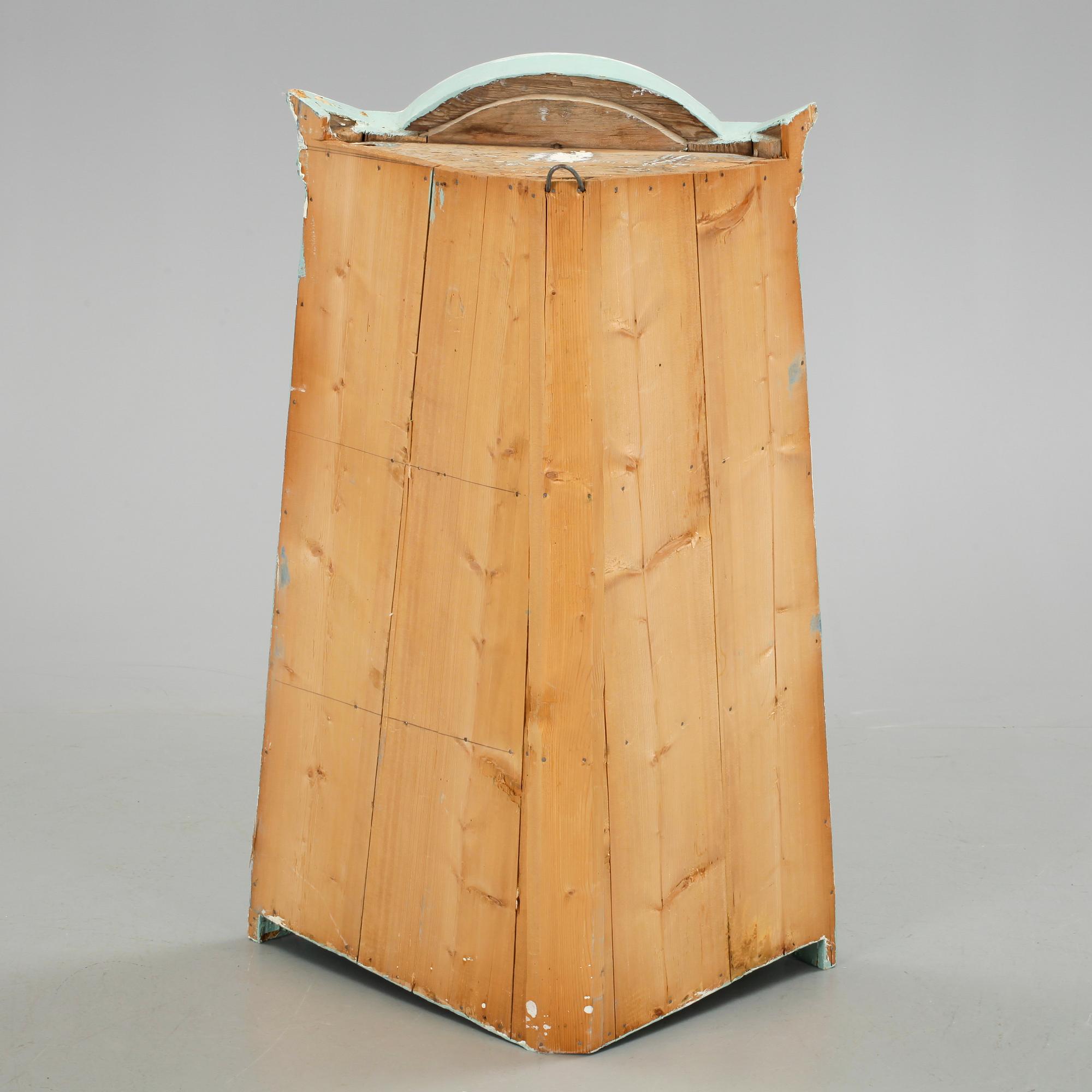 HÖRNSKÅP, allmoge, 1800-talets början.