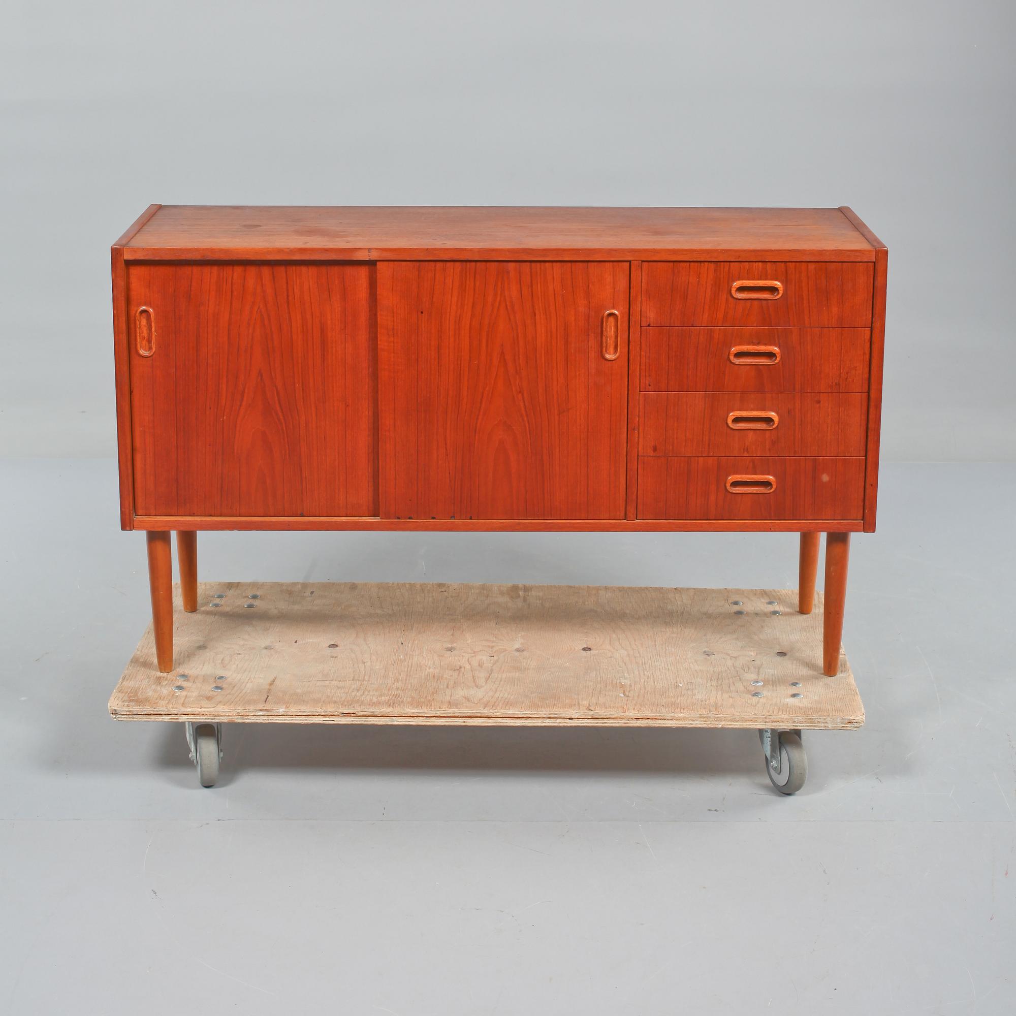 SIDEBOARD, 1900-talets tredje kvartal.