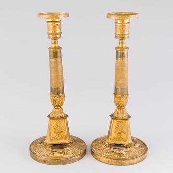 LJUSSTAKAR, ett par, brännförgylld mässing, tidigt 1800-tal.