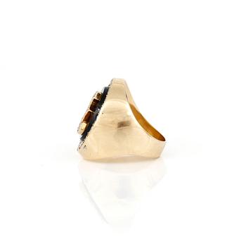 RING, 18K guld med onyx och briljantslipade diamanter, tot ca 0,56 ct. Total vikt ca 9,70 g.