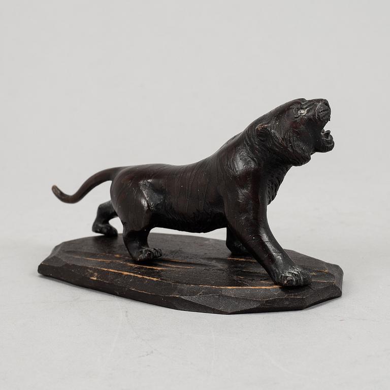 A patinated bronze figurine of a panther, Japan, 20 th century.