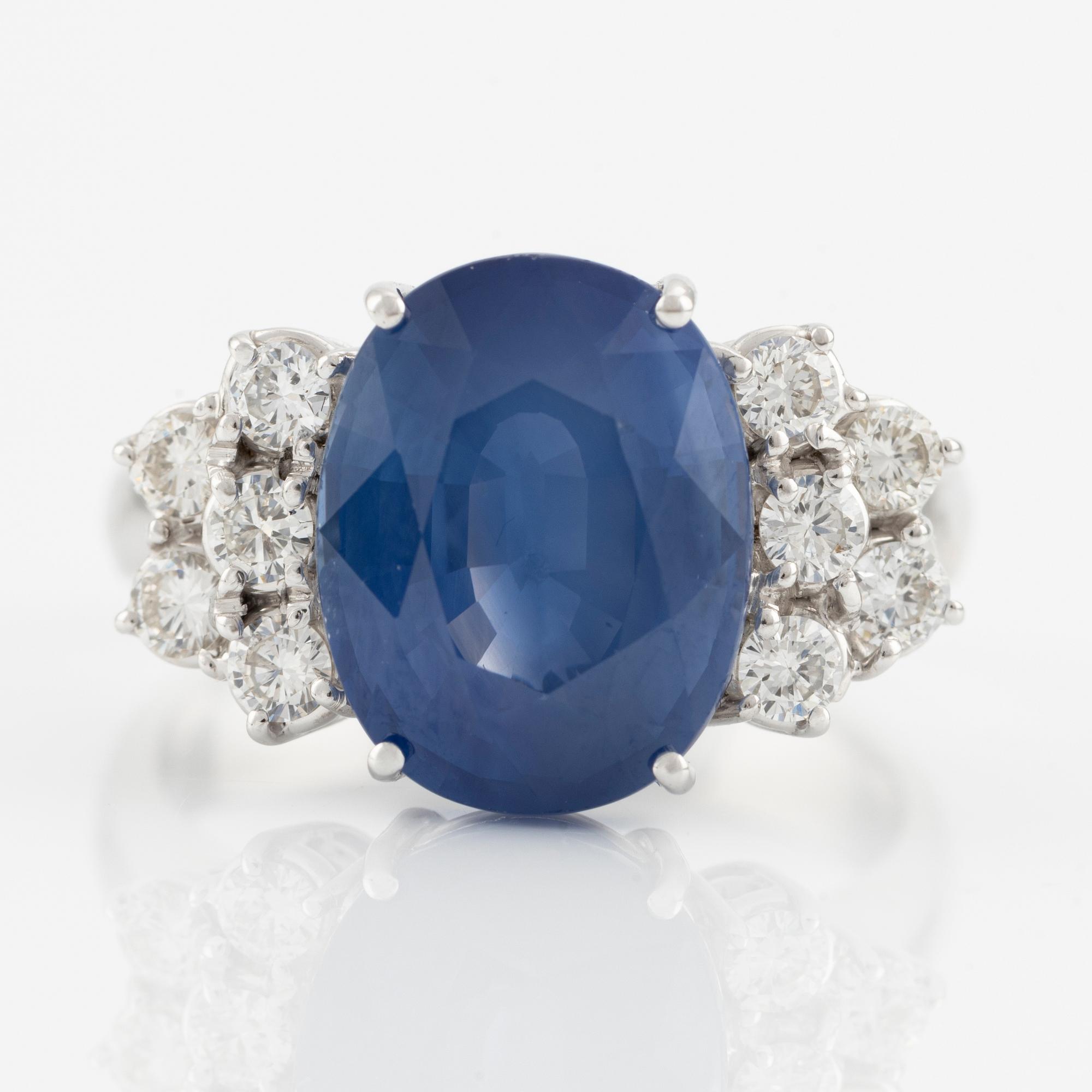 Ring in 18K gold with a faceted sapphire and round brilliant-cut diamonds.