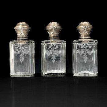 Flakonger, 3 st, silver och glas, Frankrike, sent 1800-tal.