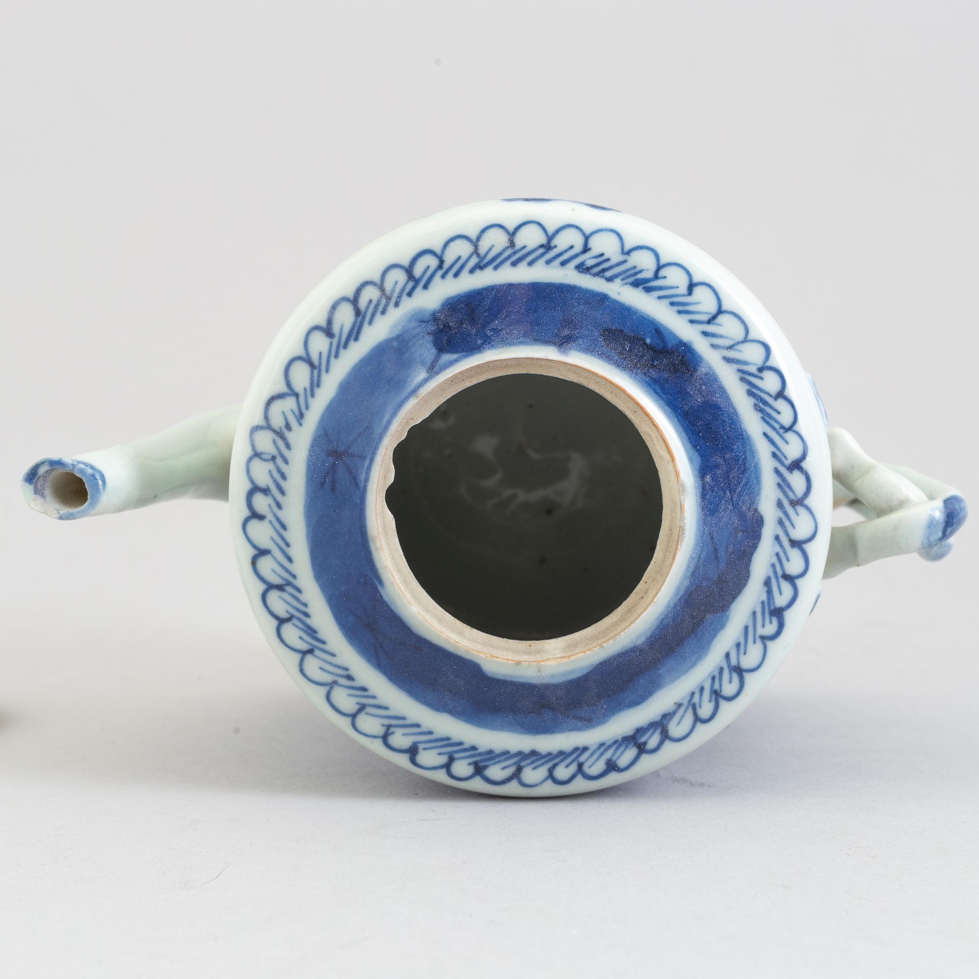 Two teapots with cover, Qing dynasty, late 19th century.