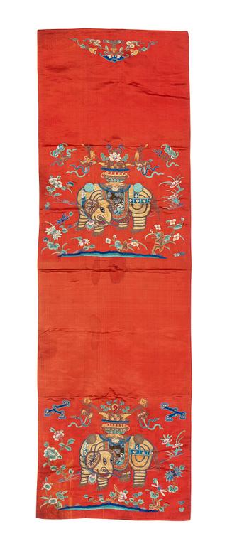 A Chinese embroidered chair cover/silk panel, late Qing dynasty.