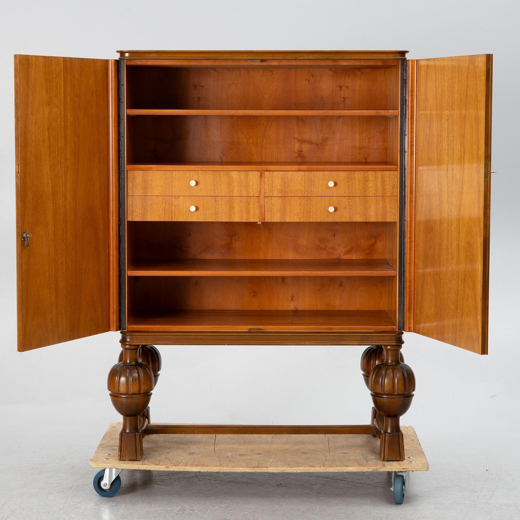 A 1940's cabinet.