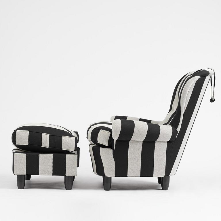 Carl Malmsten, fåtölj med fotpall, "Jättepaddan", O.H. Sjögren, Tranås, 2025.