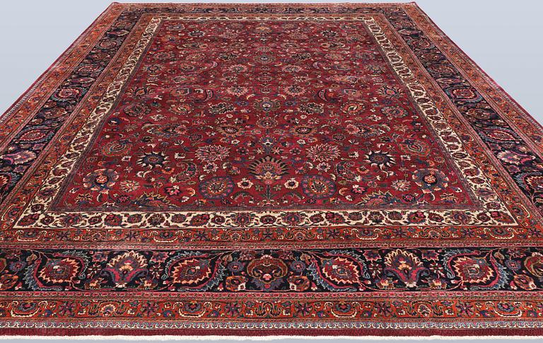 Matta, Meshed, signerad Saber, 459 x 348 cm.