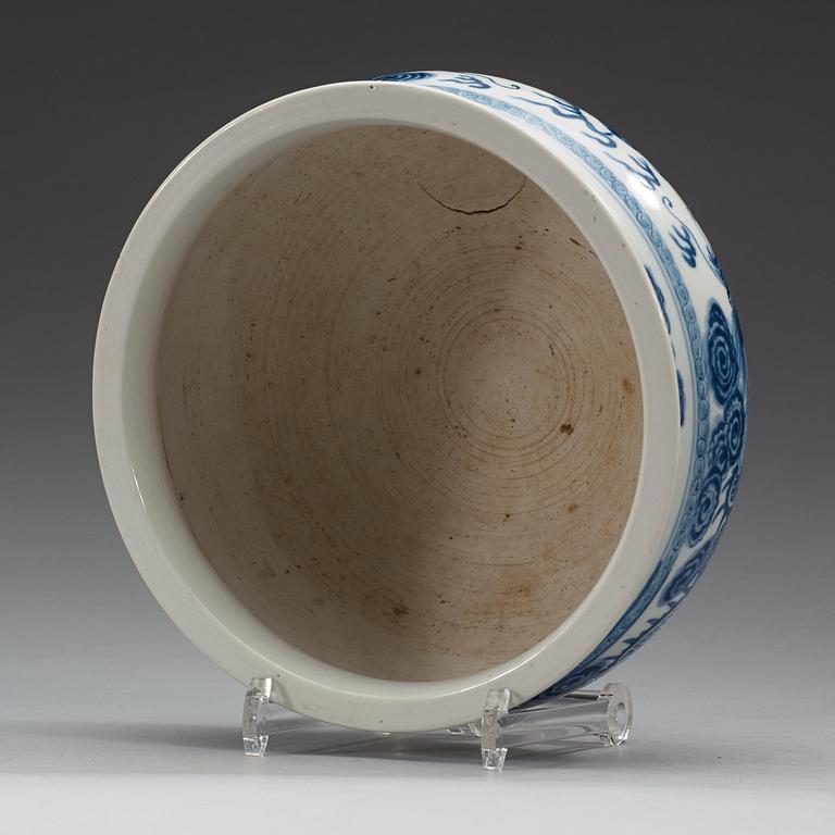 A blue and white censor with dragons chasing the flaming pearl. Qing dynasty, 19th Century.