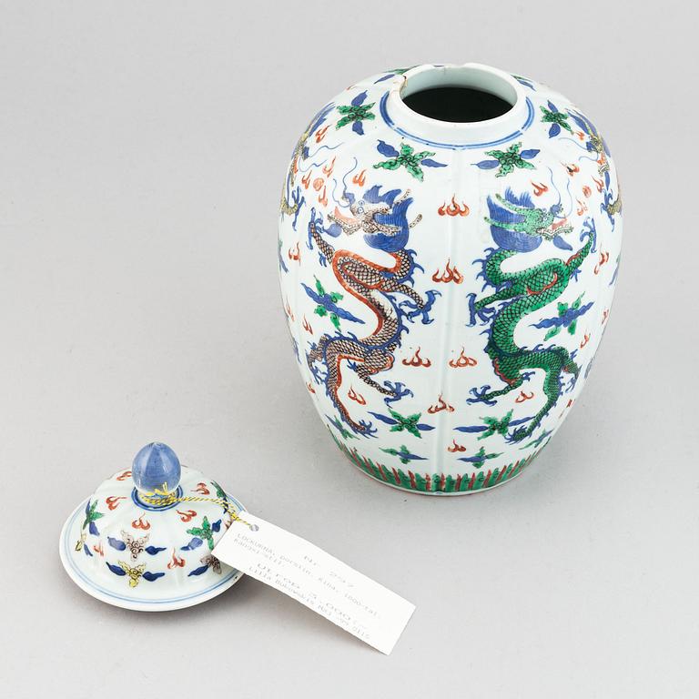 A Chinese wucai vase with cover, early 20th century.