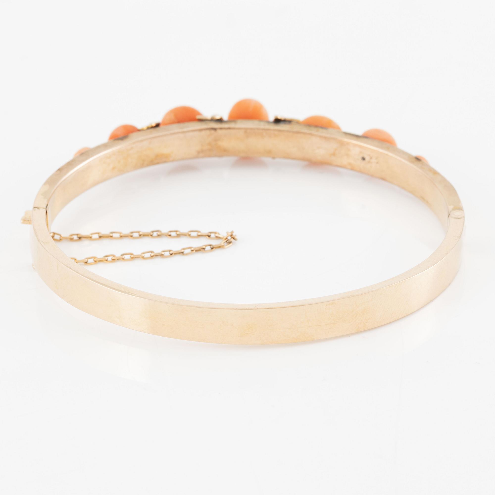 Bracelet 18K gold with coral and small pearls.