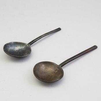 TWO 17TH CENTURY PEWTER SPOONS.
