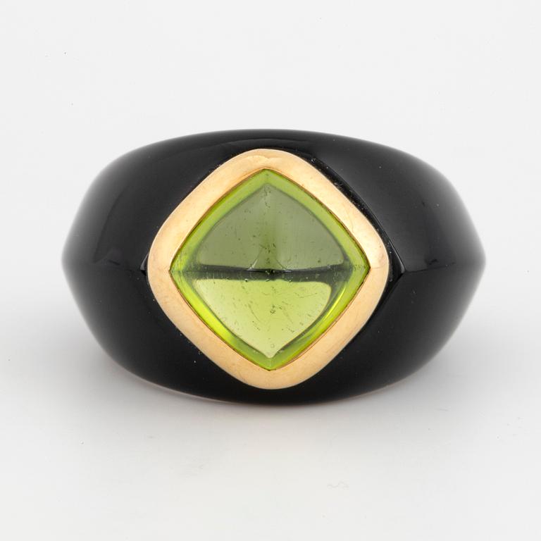 RING, svart sten med sugarloafslipad peridot.