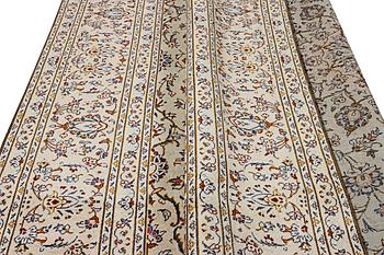 A Kashan carpet, c. 359 x 250 cm.