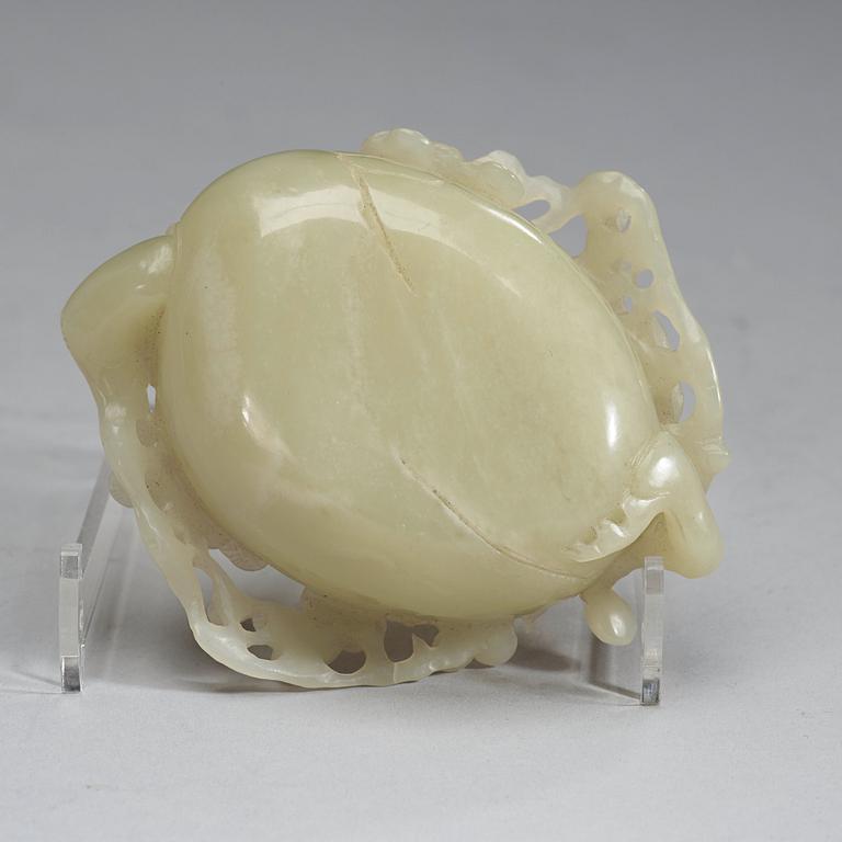 A nephrite brush washer, late Qing Dynasty (1644-1912).