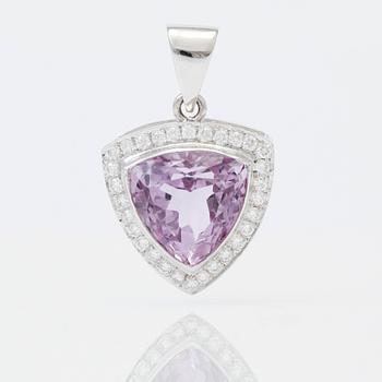 HÄNGE, ametist ca 12,75 ct, briljantslipade diamanter totalt ca 0,80 ct.
