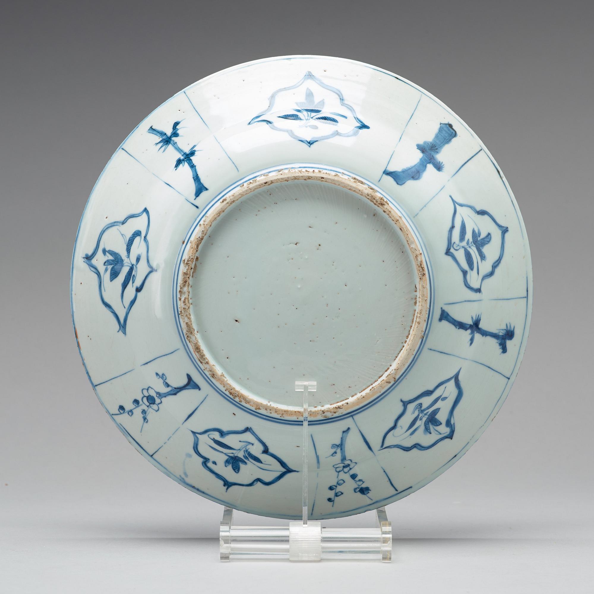 A blue and white dish, Ming dynasty, Wanli (1572-1620).