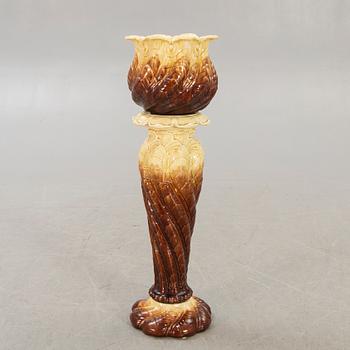 AN early 1900s majolica pedestal and flower urn.