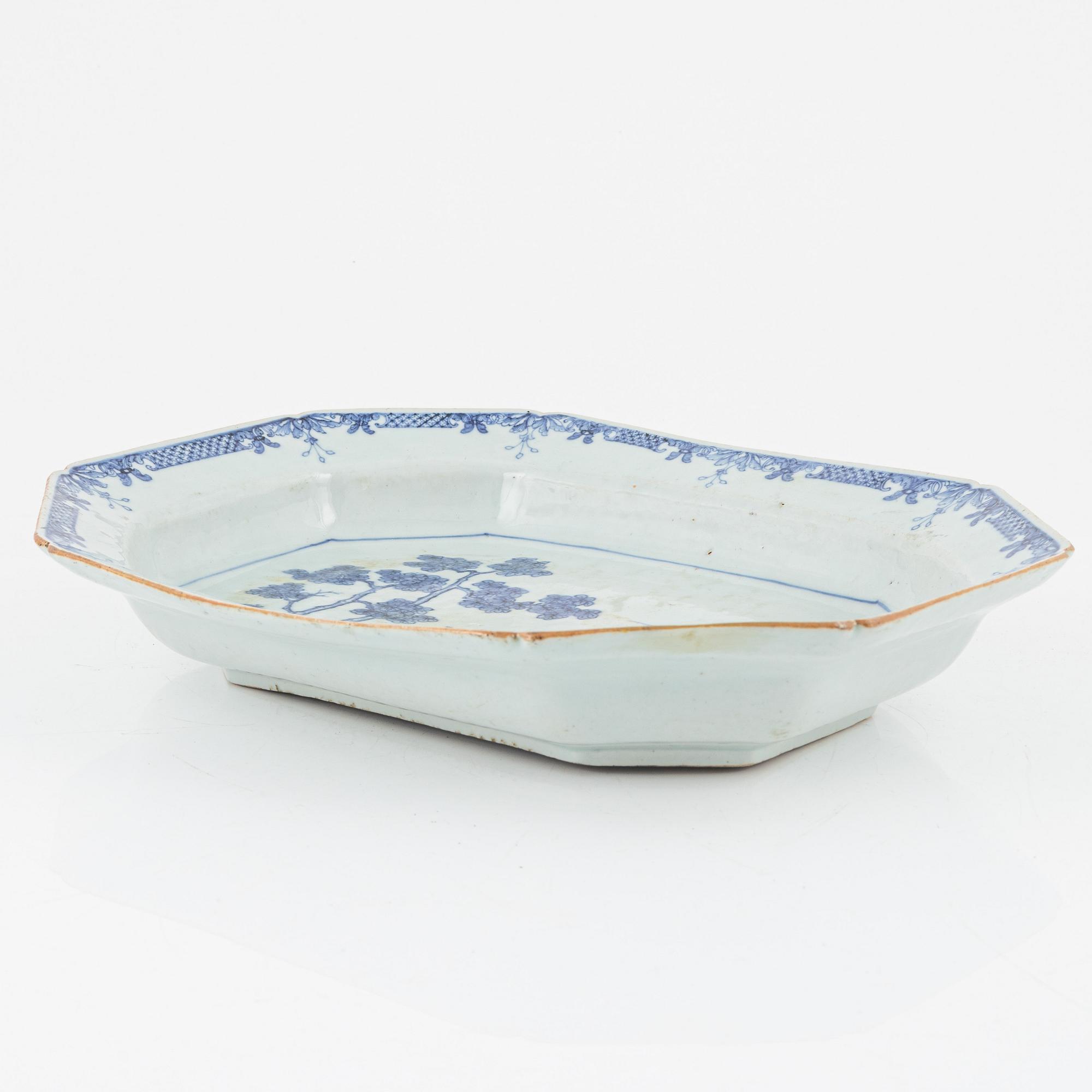 A Chinese porcelain blue and white charger, Qing Dynasty, Qianlong (1736-95).