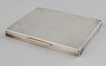 CIGARETTETUI, silver, London 1928. Vikt ca 169 g.