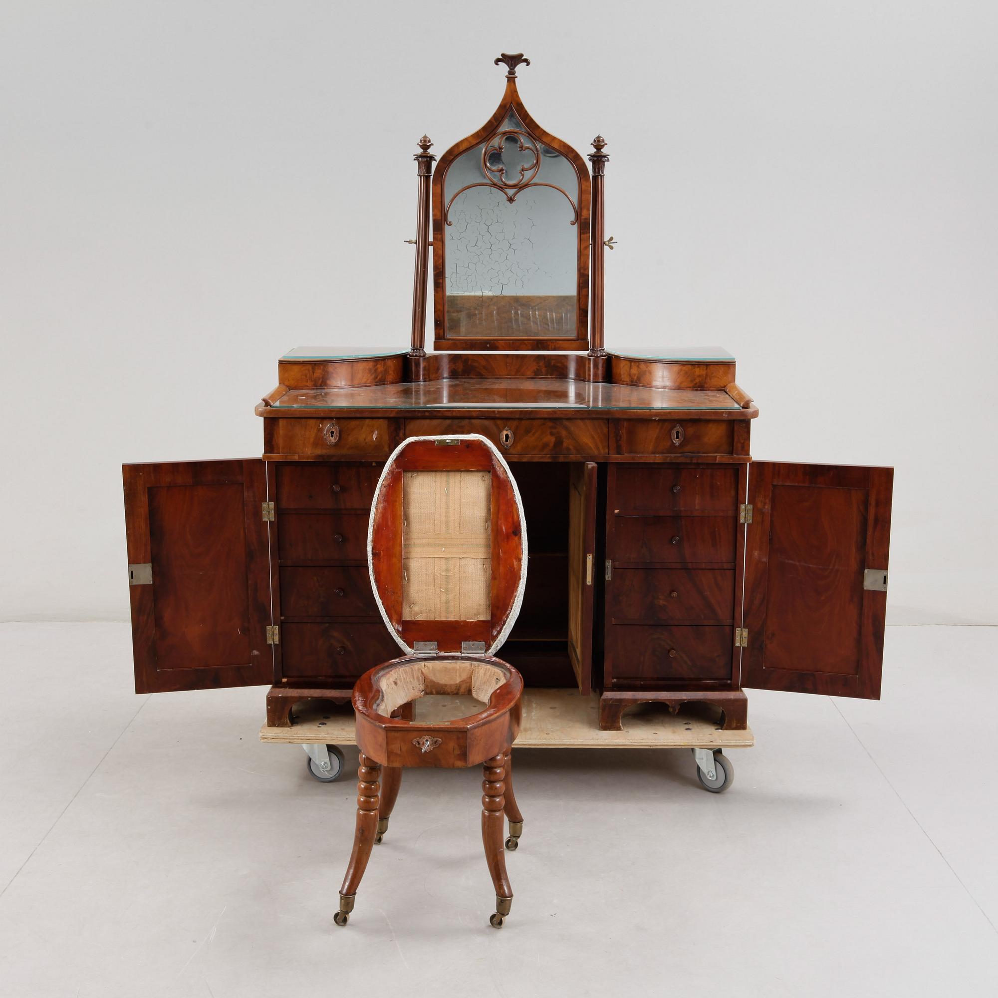 TOILETTEBORD med  PALL, Nyrenässans/Nygotiskt, 1800-tal.