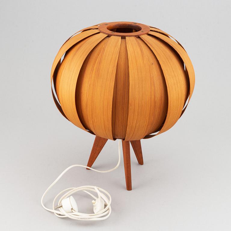 A pinewood table lamp, second half of the 20th century.