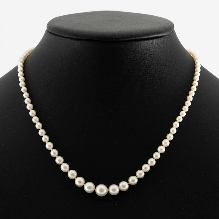 Collier med doserade odlade pärlor lås 18K vitguld med en diamant.