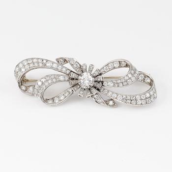 BROSCH, 18K vitguld och diamanter, mittsten ca 0.37 ct.
