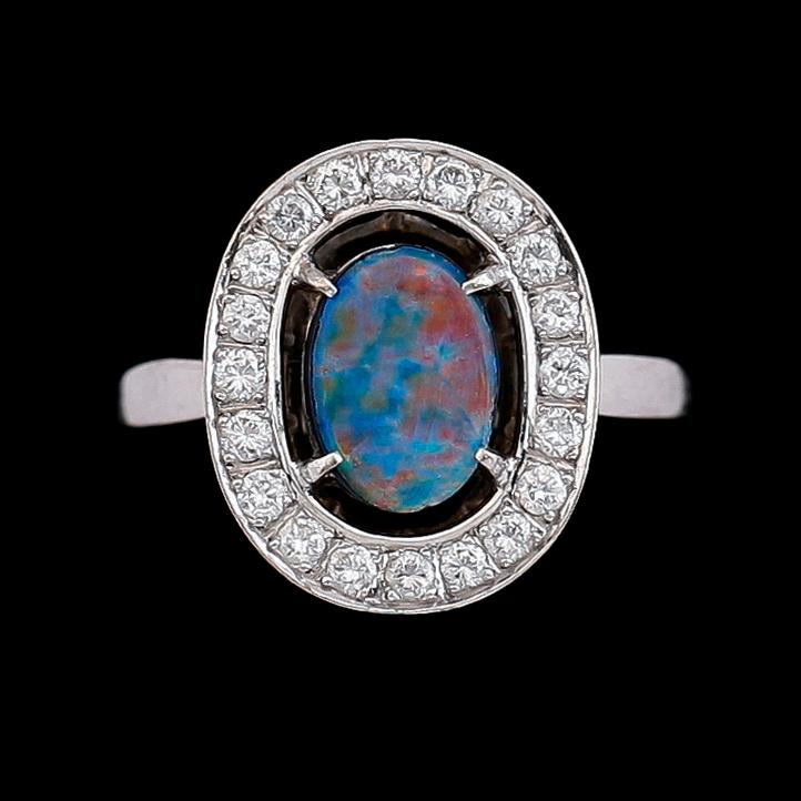 RING, 18 k vitguld, opal, briljantslipade diamanter, svenska stämplar OC Stockholm 1975. Vikt ca 3,7 g.