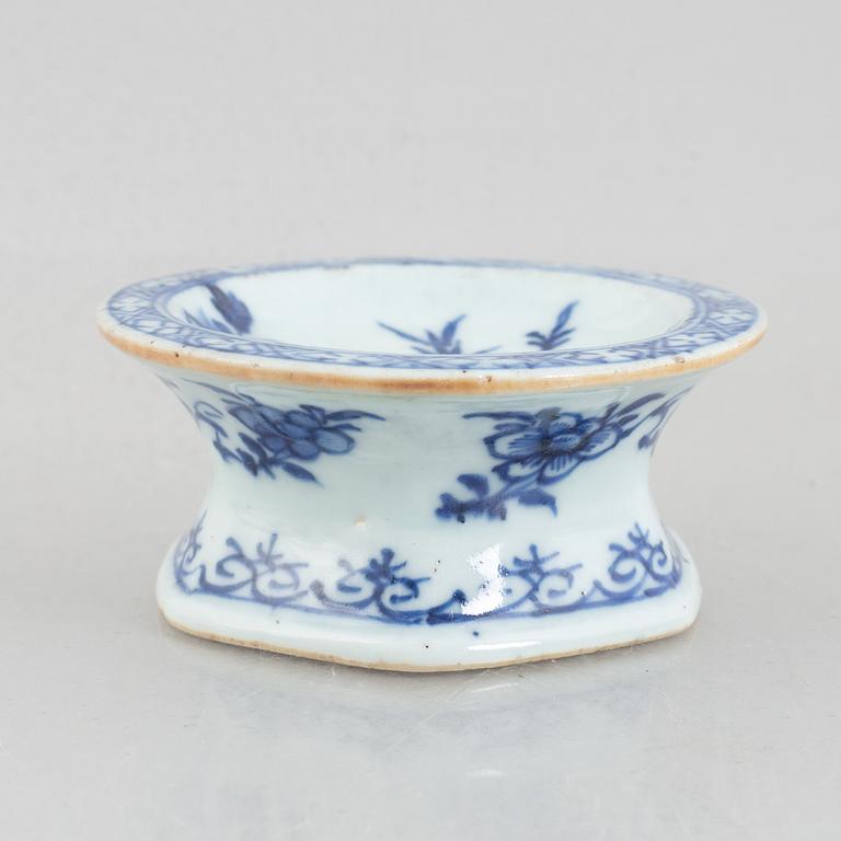 Four blue and white pieces of export porcelain, China, Qianlong (1736-95).