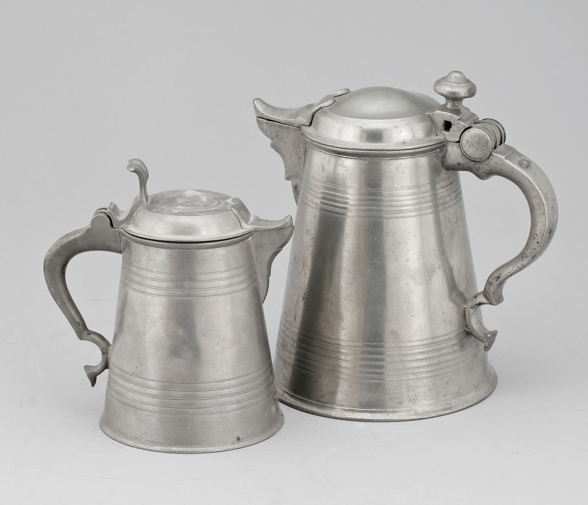 SKÄNKKANNA SAMT STOP, 2 st, tenn,Zadok Bergenholtz, Vimmerby, 1801 samt Erik Wikgren, Nyköping, 1820.
.