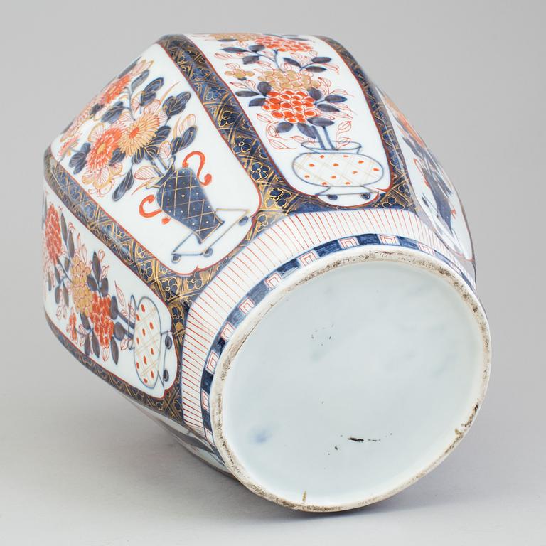 A Japanese imari vase with cover, Meiji period (1868-1912).