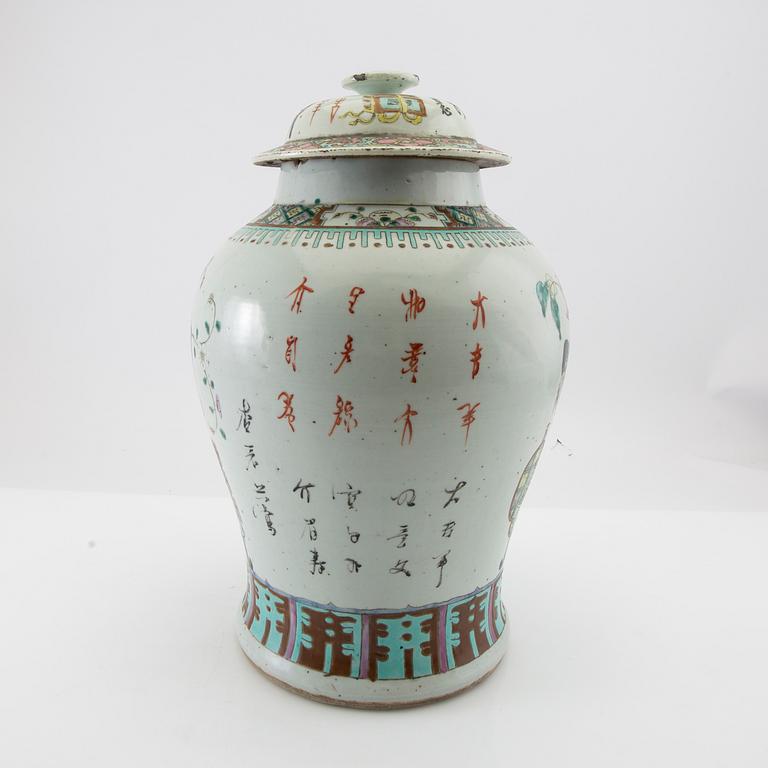 A Chinese porcelain urn with cover, 19th/20th century.