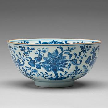 916. A blue and white bowl, Qing dynasty, Kangxi early 18th Century.