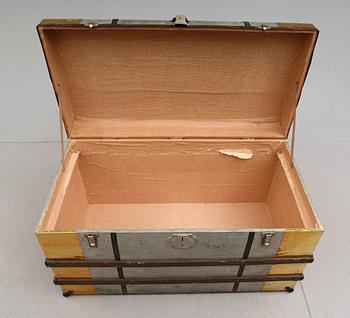 KOFFERT, 1900-talets första hälft.