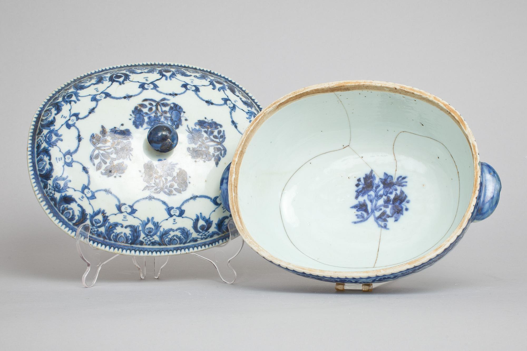 TERRIN MED LOCK, porslin. Kina, Qianlong 1700-tal.