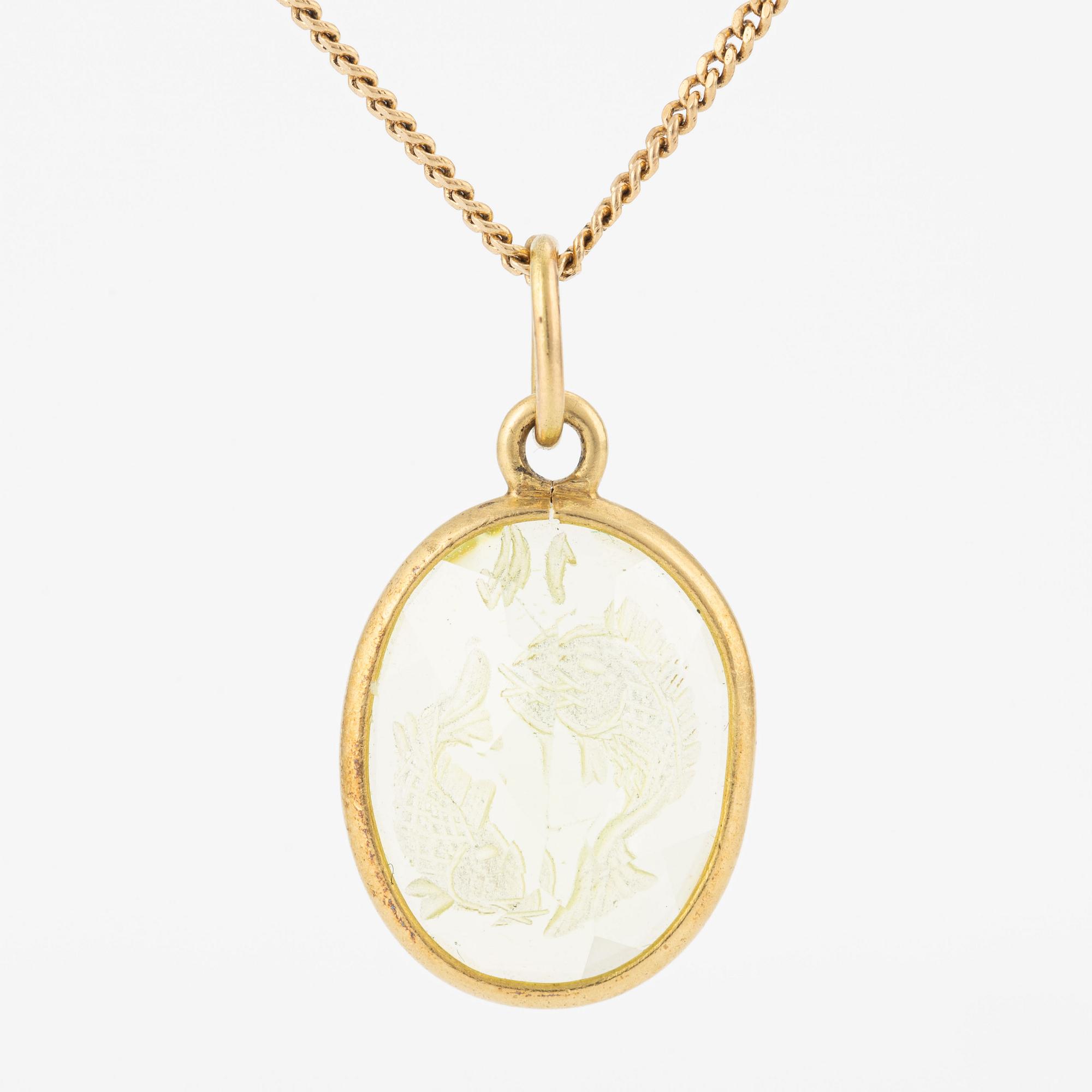 Hänge  med gulgrön sten med  intaglio fiskarnas stjärntecken, med kedja guld.