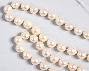 PÄRLCOLLIER, med guldlås.