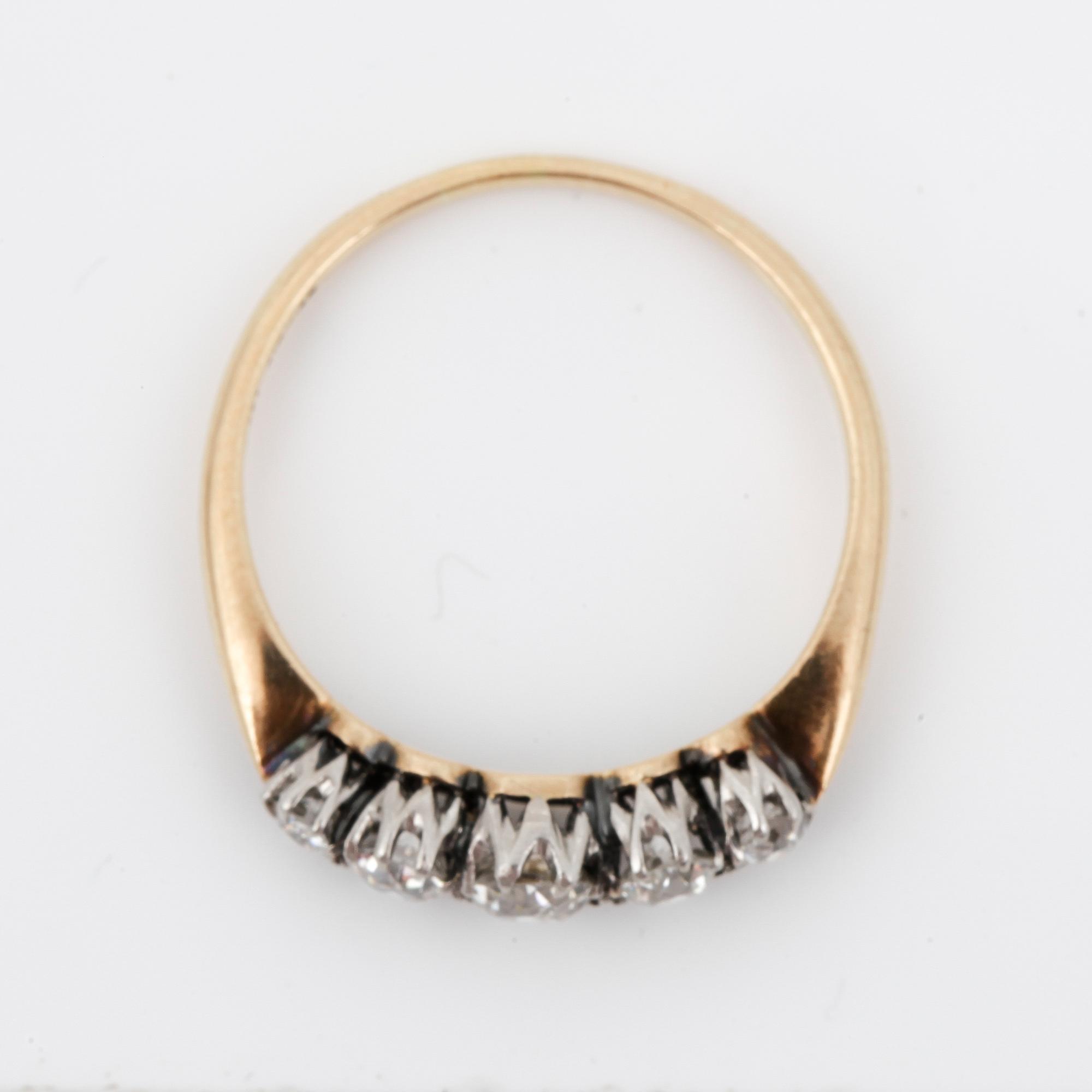 RING, 18K guld med 5 st gammalslipade diamanter, tot. ca 0.60 ct. Vikt ca 3,1 gram.
