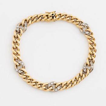 An 18K gold bracelet set with round brilliant-cut diamonds.