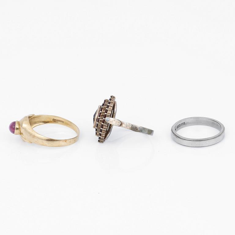 RINGAR, 3 st, 18K guld och silver, Sverige, 1900-tals. Vikt ca 10,82 g.