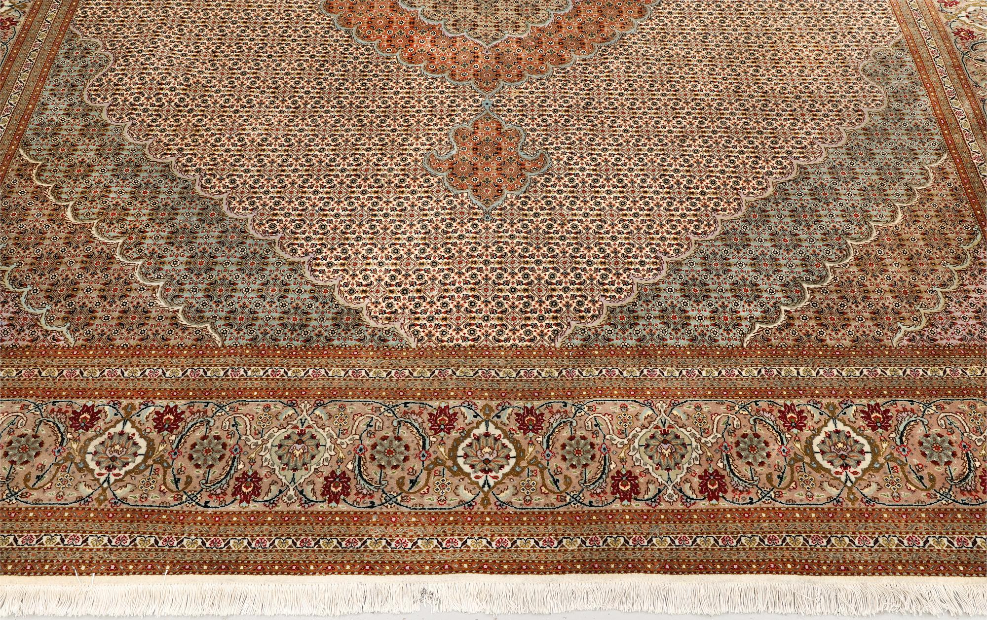 Matta, Täbris, part silk, s.k. 50 Radj, ca 300 x 250 cm.