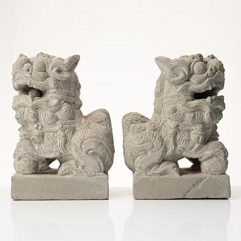 Skulpturer, ett par, Kina, 1900-talet senare del.