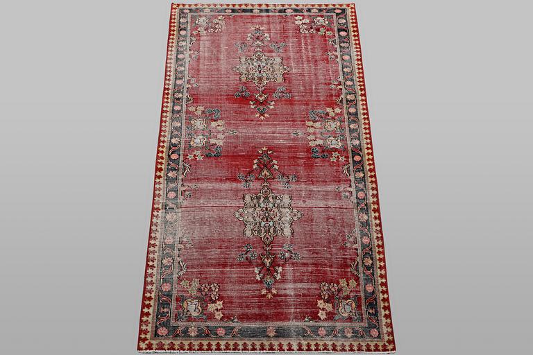 An oriental vintage design rug, c. 207 x 86 cm.