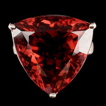 RING, 14k roséguld med trillionslipad citrin ca 23,07 ct och mindre briljantslipade diamanter. Vikt ca 9,8 gram.
