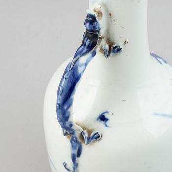 A blue and white ewer/vase, Qing dynasty, 19th Century.